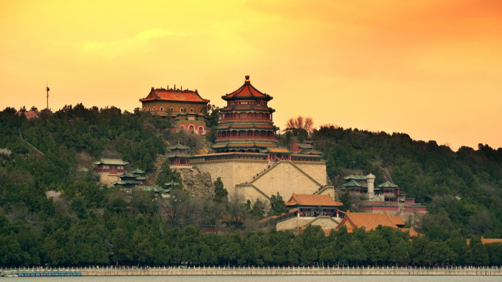 Khung ảnh hoàng hôn lãng mạn tại Di Hoà Viên