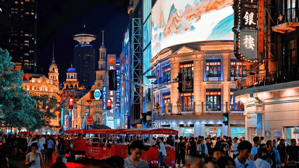 Khung cảnh sầm uất tại Phố đi bộ Nam Kinh