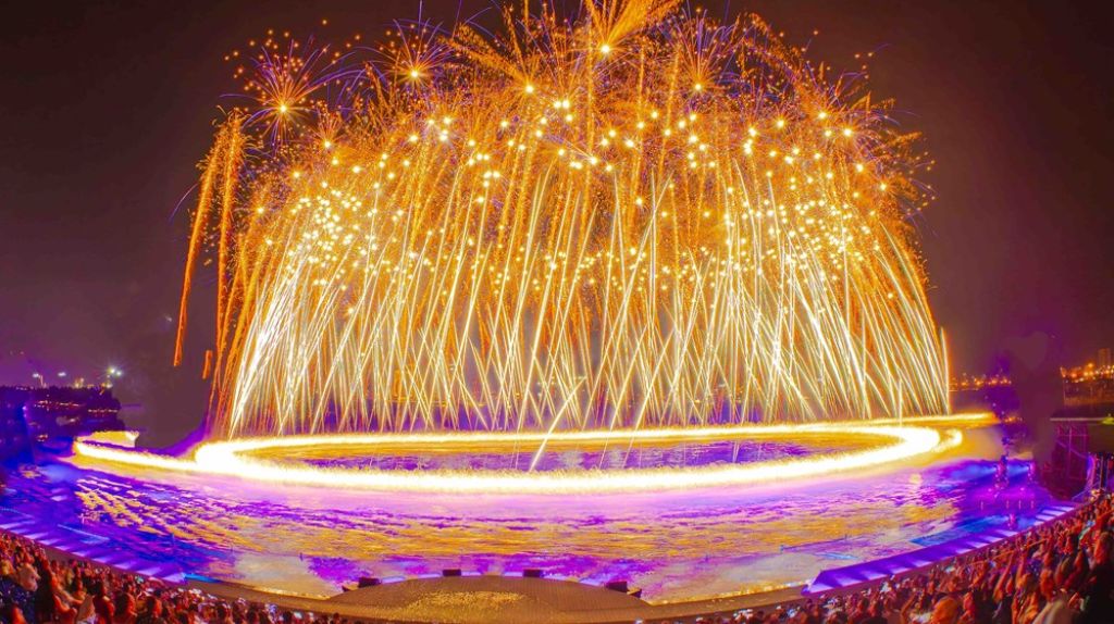 Show diễn hoành tráng lung linh
