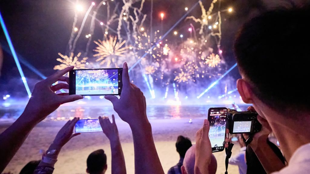 Quý khách chiêm ngưỡng sự hoành tráng của show diễn