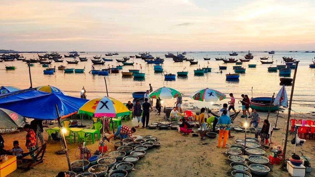 Trải nghiệm hòa mình vào cuộc sống của người dân mua bán hải sản tại Làng chài
