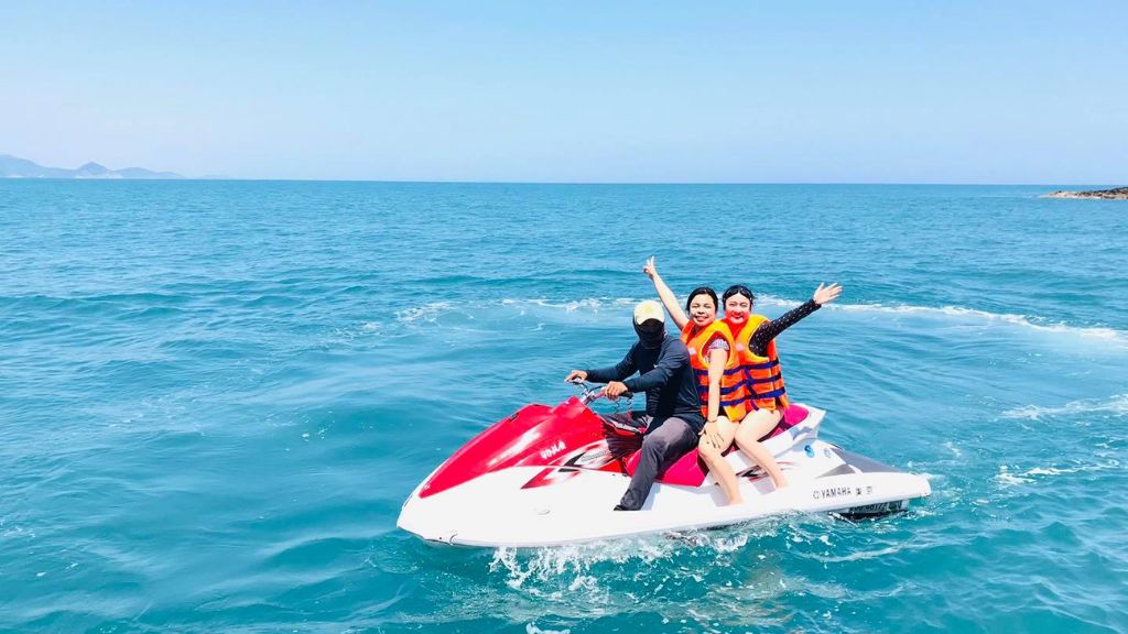Khách du lịch Nha Trang trải nghiệm lái motor trên biển