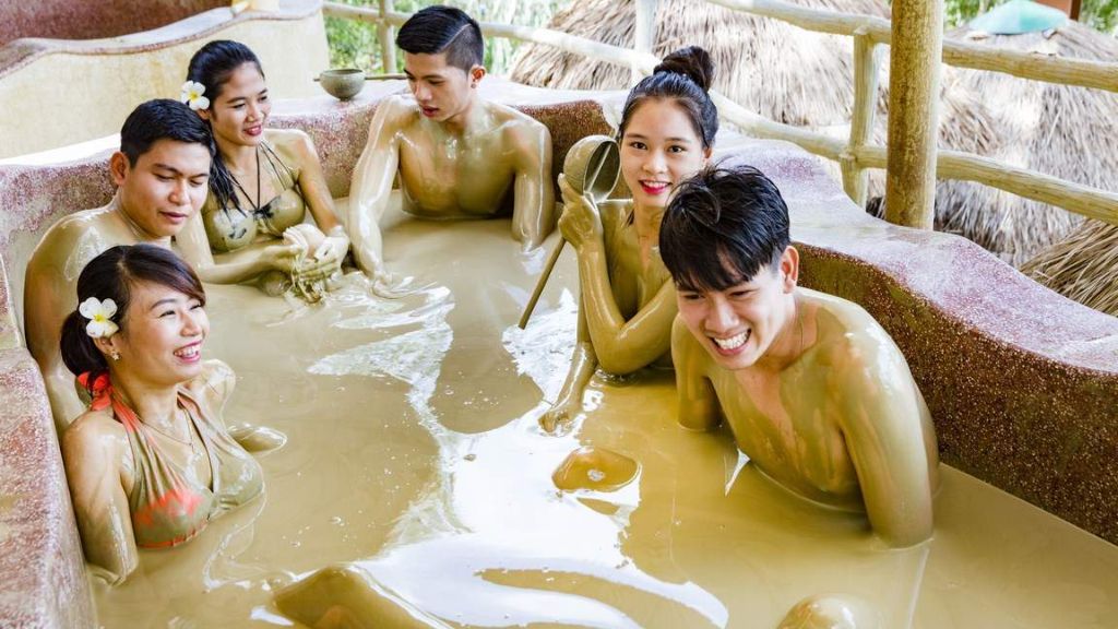 Khách du lịch Nha Trang trải nghiệm tắm bùn