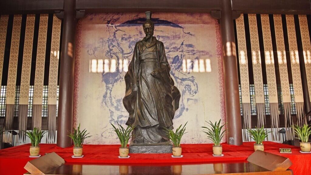 Chiêm ngưỡng bức tượng nhà thơ Khuất Nguyên tại Khuất Nguyên Cố Lý