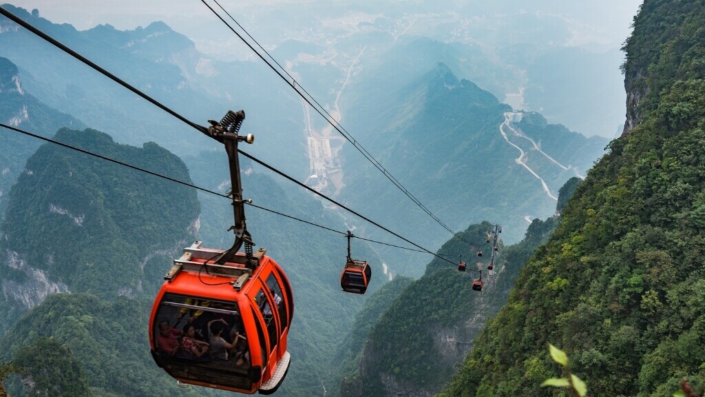 Chiêm ngưỡng cảnh quan ngoạn mục của Thiên Môn Sơn từ hệ thống cáp treo qua núi