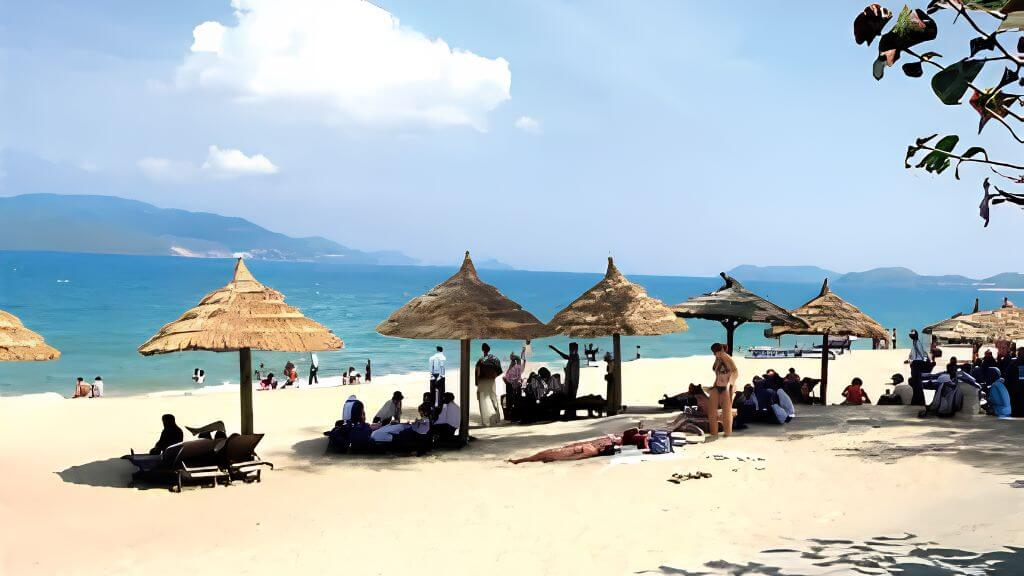 Bãi Cháy - Bãi biển nhân tạo tuyệt đẹp ở Hạ Long