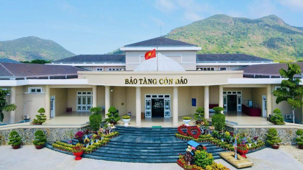Đoàn tham quan Bảo tàng Côn Đảo