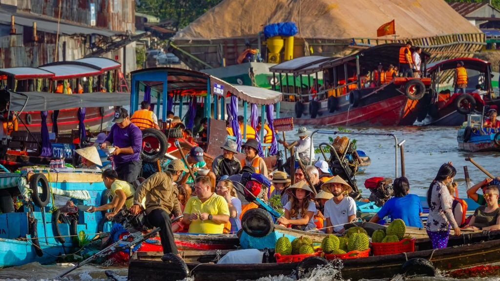 Khung cảnh tấp nập du khách tại chợ nổi