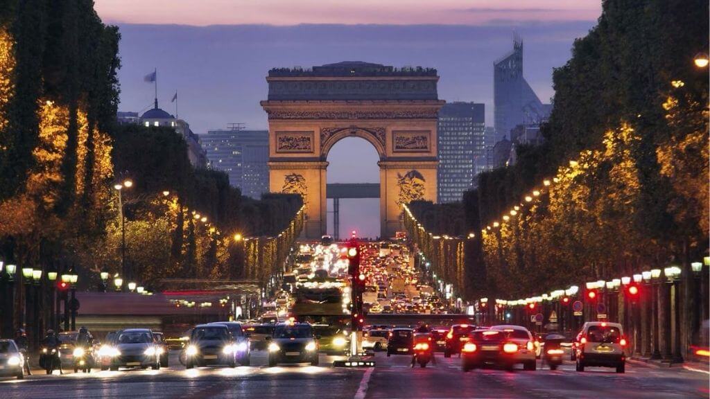 Đại lộ Champs Elysees nổi tiếng nhộn nhịp giữa lòng Paris
