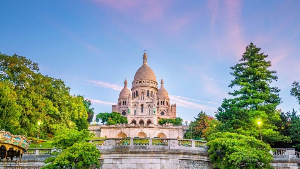 Dạo bước trên đồi Montmartre chiêm ngưỡng vẻ đẹp cổ kính của Nhà thờ Thánh Tâm