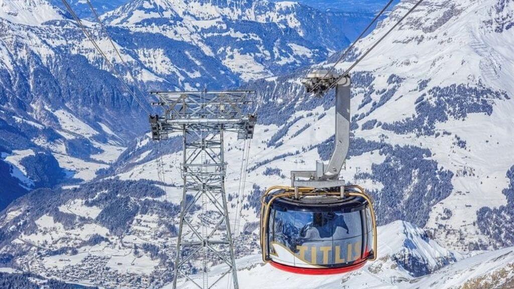 Chạm vào bầu trời trên đỉnh Núi Titlis