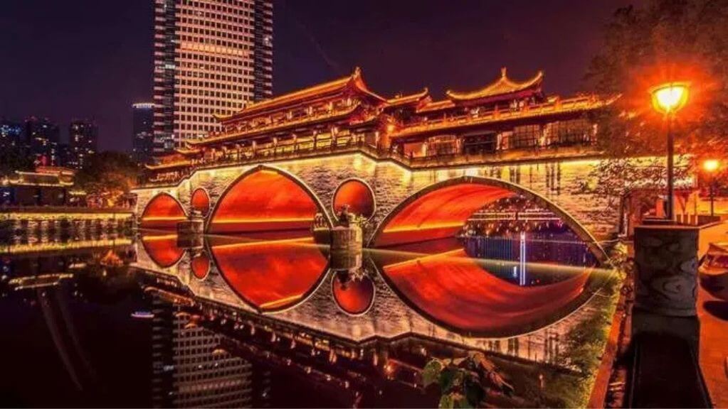 Cầu cổ lung linh soi bóng nước về đêm