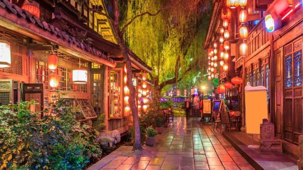 Phố cổ rực rỡ sắc đèn lồng đỏ