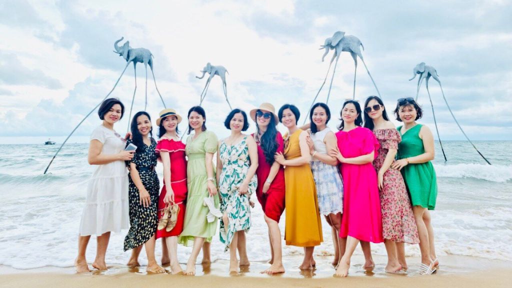 Đoàn du lịch Phú Quốc chụp hình lưu niệm tại đảo Ngọc