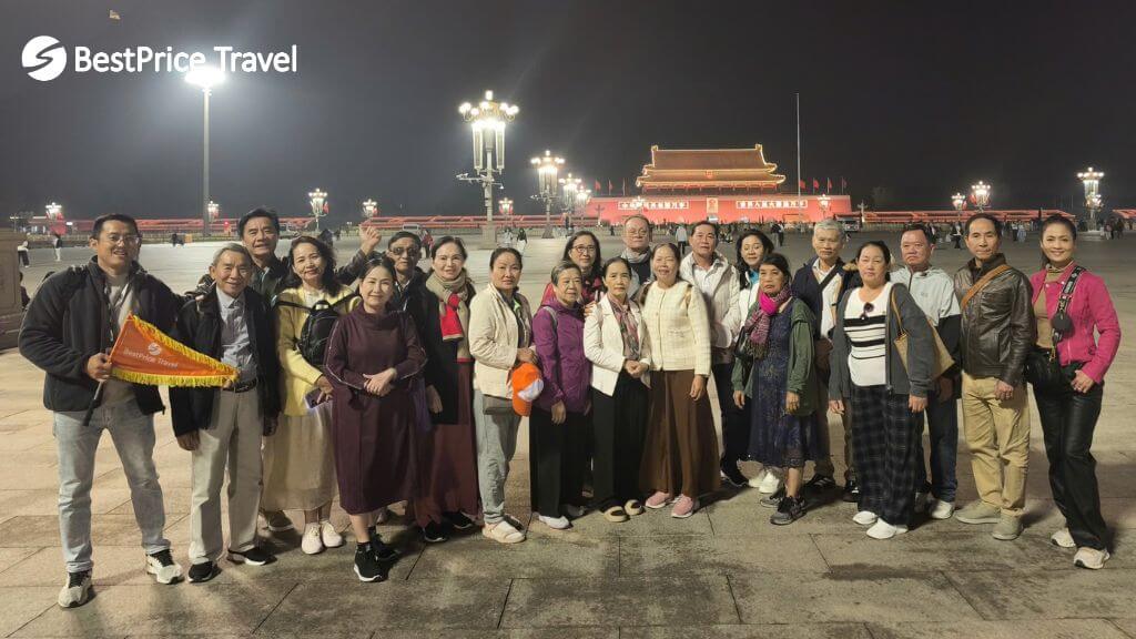 Đoàn khách BestPrice check in tại quảng trường Thiên An Môn