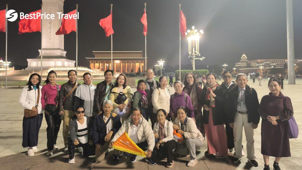 Đoàn khách check in tại khu vực quảng trường Thiên An Môn