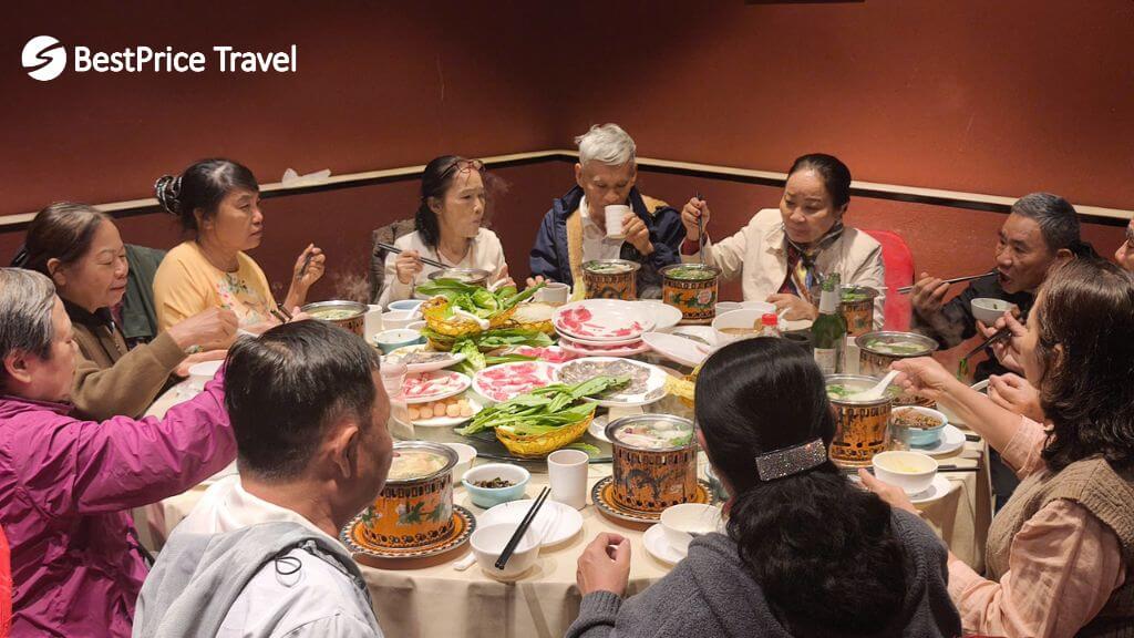 Đoàn thưởng thức lẩu Băc Kinh trứ danh được tặng trong tour