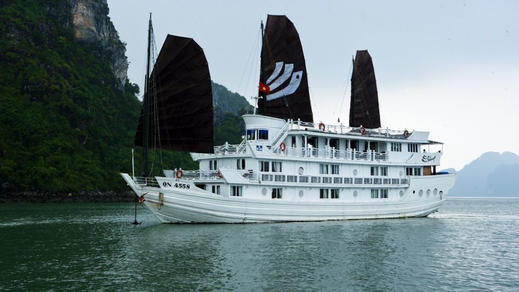 Du thuyền Bhaya Classic trên vịnh Hạ Long