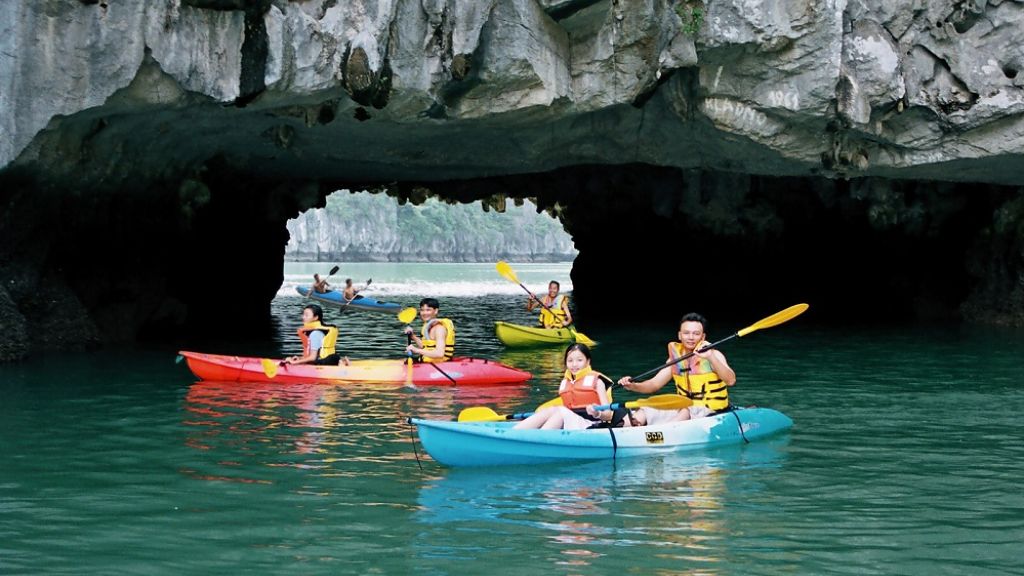 Trải nghiệm chèo thuyền Kayak trên vịnh Hạ Long