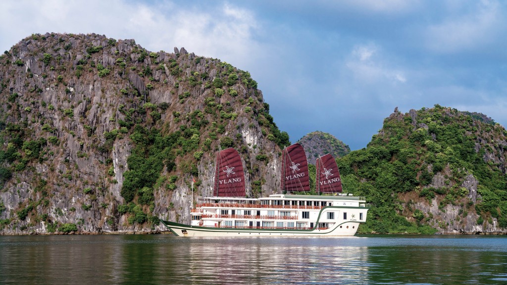 Du thuyền sang trọng