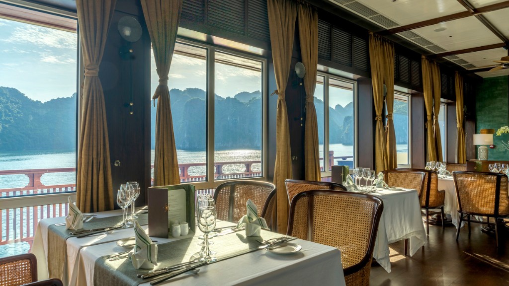 Khu vực nhà ăn với thiết kế sang trọng view ngắm ra vịnh