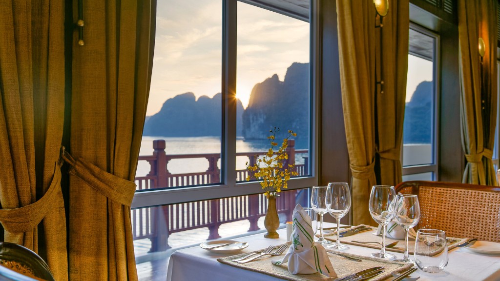 Nhà hàng được bày trí ấm cúng