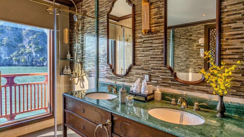 Phòng tắm Regency Suite cực sang trọng