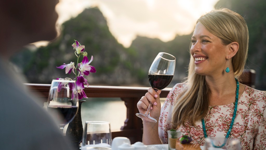 Du khách ăn uống trên tàu và ngắm nhìn Vịnh