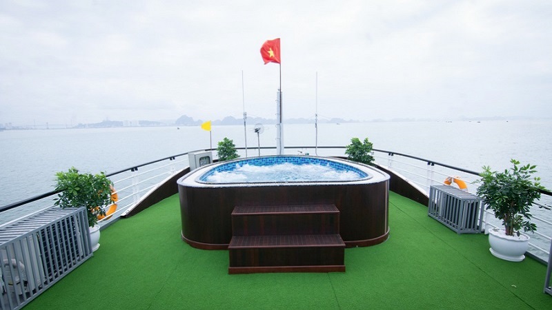 Bể Sục Jacuzzi Ngoài Trời