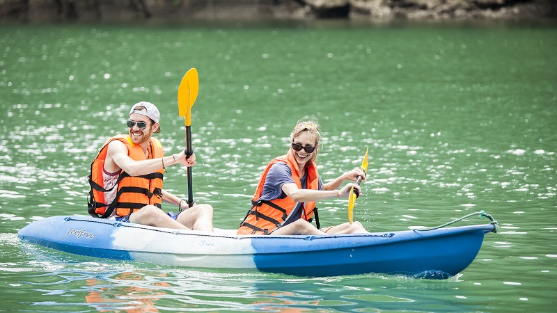 Du Khách Chèo Thuyền Kayak Tham Vịnh (Nguồn:@Lacastadaily)
