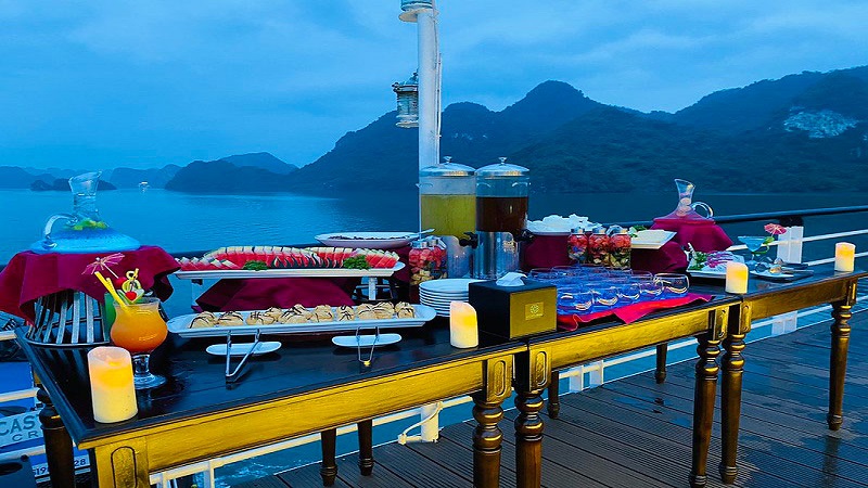 Tiệc Trà Và Bánh Trên Tàu