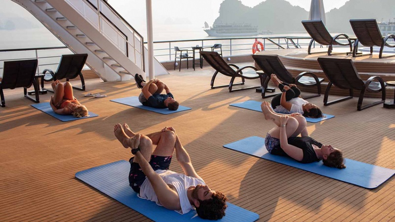 Tập Yoga buổi sáng trên tàu Scarlet Pearl