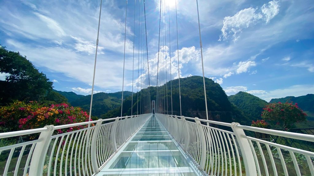 Cầu Kính Bạch Long   Cầu đi bộ dài nhất thế giới