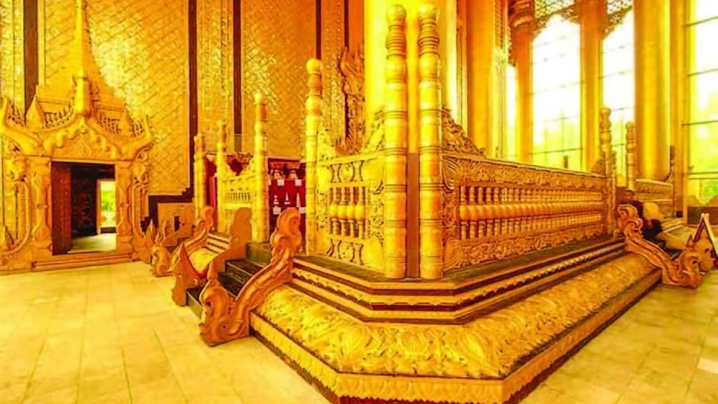 Kiến trúc dát vàng bên trong chùa Kanbawzathadi