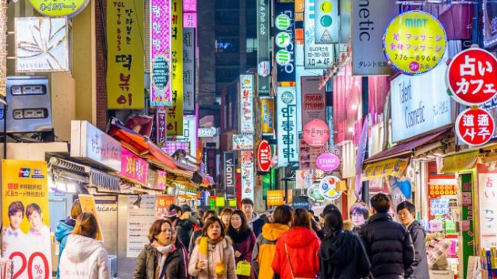 Tự do khám phá ẩm thực tại chợ đêm Myeongdong