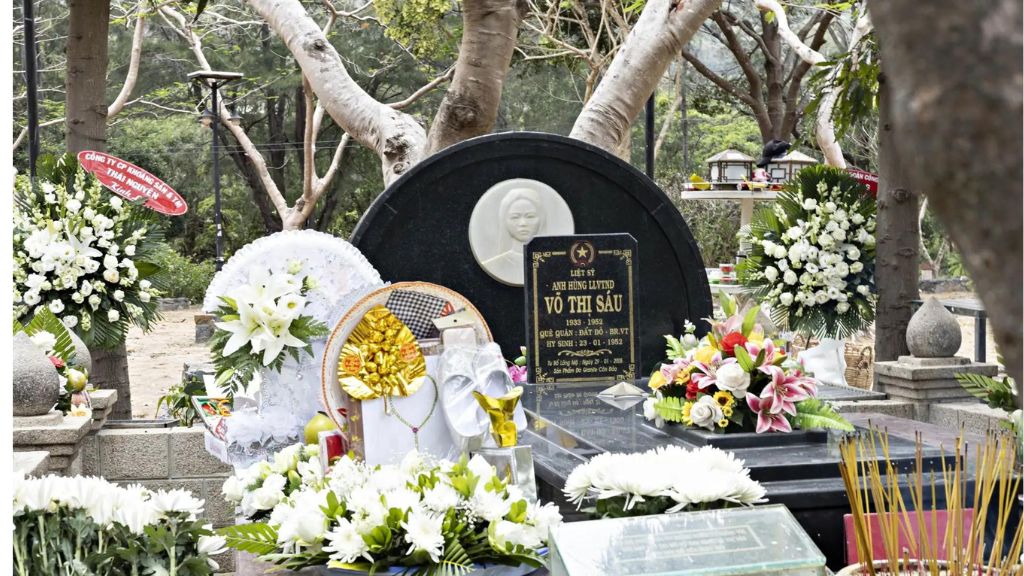 Viếng thăm mộ chị Võ Thị Sáu nơi linh thiêng bậc nhất Côn Đảo