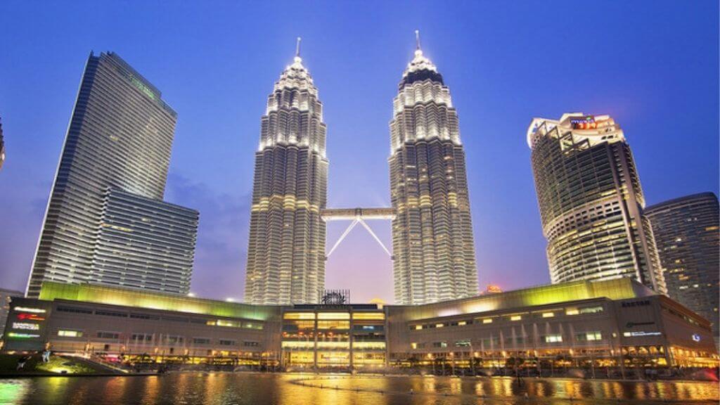Tháp Đôi Petronas - biểu tượng của thủ đô Kuala Lumpur