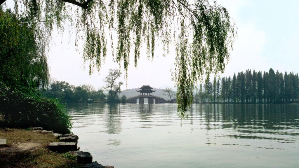 Tây Hồ được xem là đẹp và nên thơ nhất trong hơn 36 hồ có cùng tên ở Trung Quốc