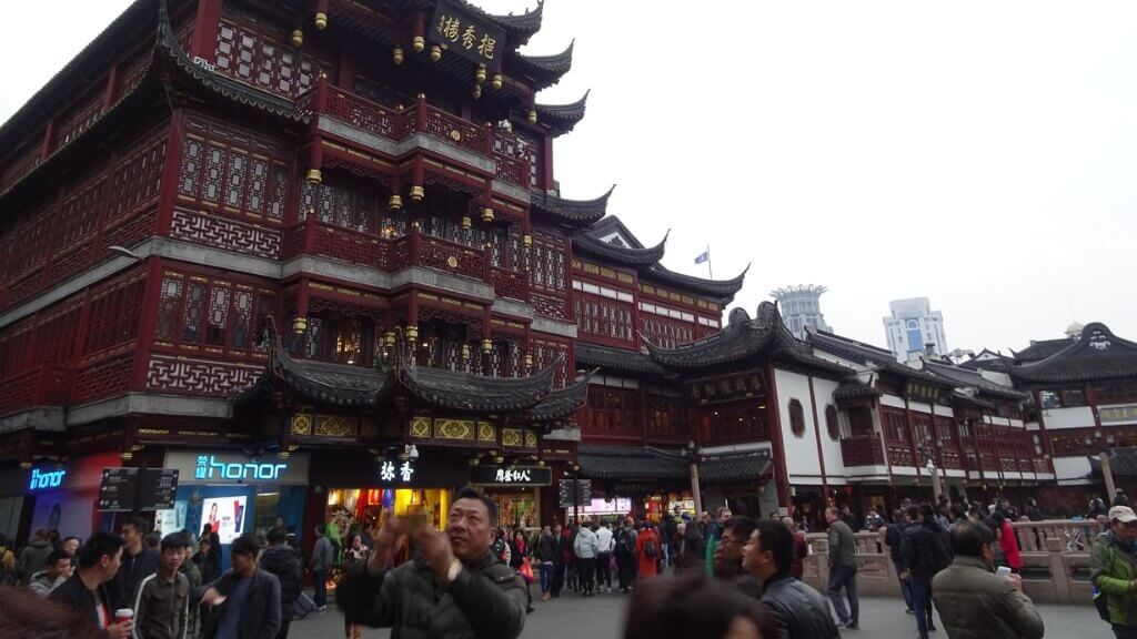 Chụp hình, tham quan tại Miếu Thành Hoàng