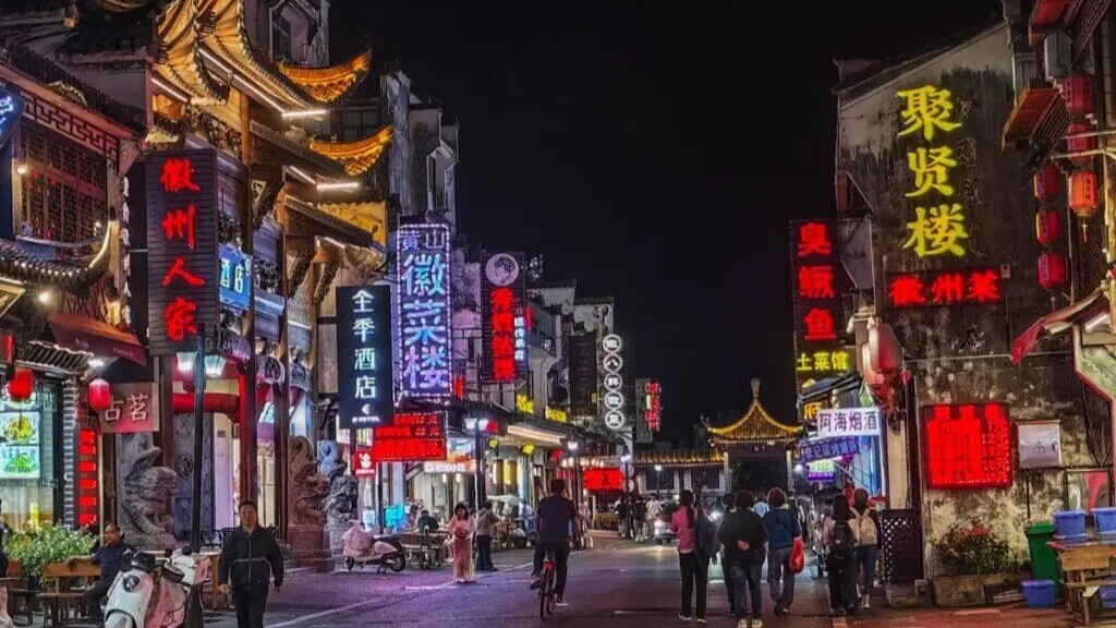 Dạo bộ tại phố ẩm thực và quán bar ven sông