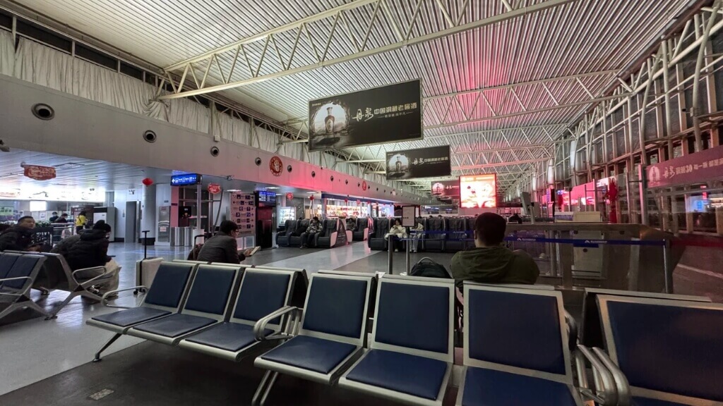 Đoàn nhập cảnh và làm thủ tục tại sân bay Hoàng Sơn