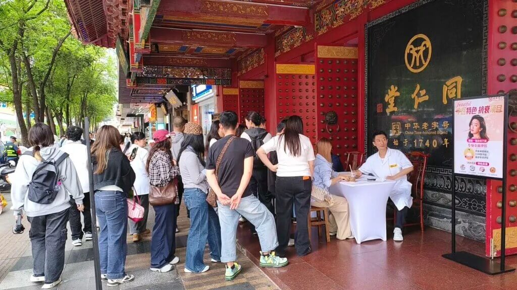 Du khách khám sức khỏe miễn phí tại Đồng Nhân Đường