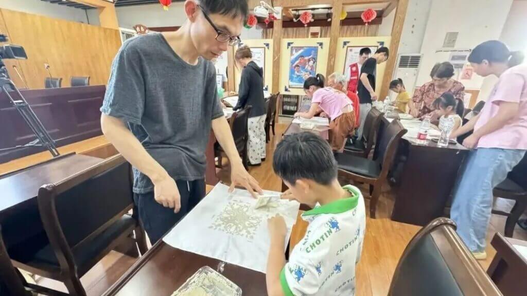 Du khách trải nghiệm tại xưởng in hoa lam