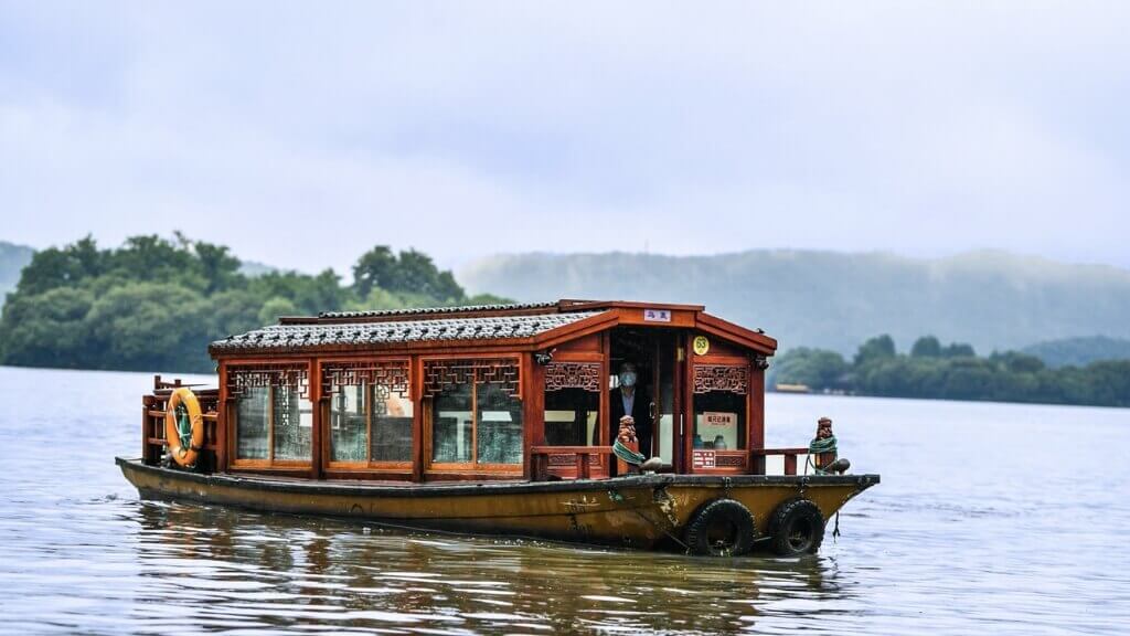 Thưởng ngoạn vẻ đẹp của Tây Hồ