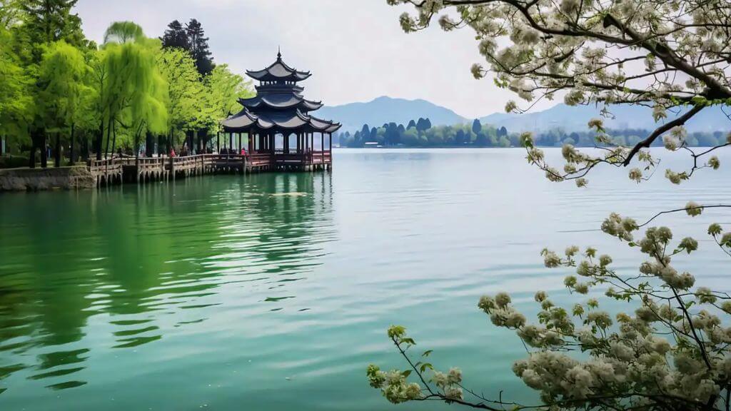 Đoàn ngồi thuyền thưởng ngoạn Tây Hồ