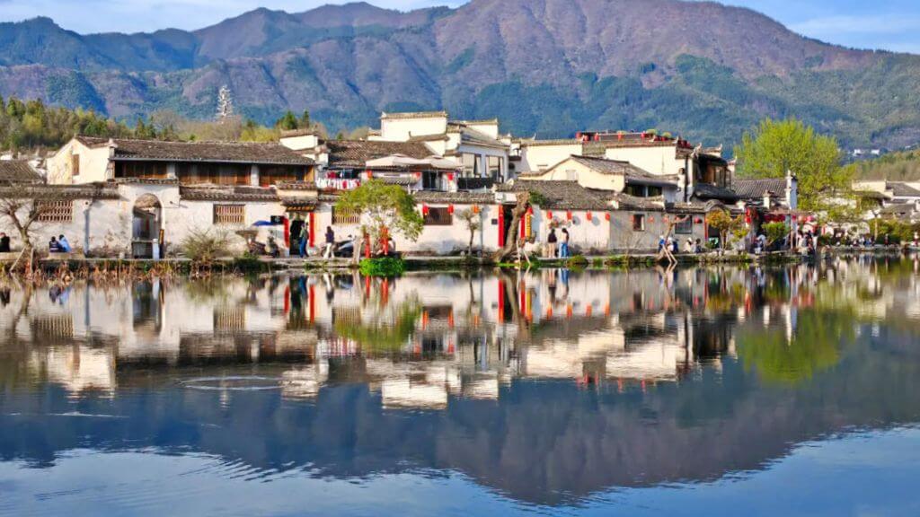 Đoàn tự do tham quan Hoành Thôn