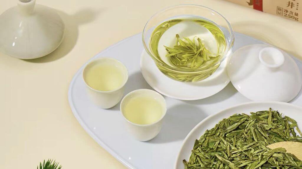 Thưởng thức trà Long Tỉnh