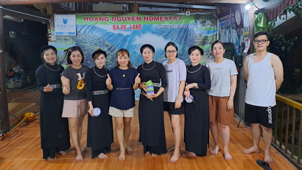 Khách du lịch Hà Giang tham gia sinh hoạt cùng dân bản địa