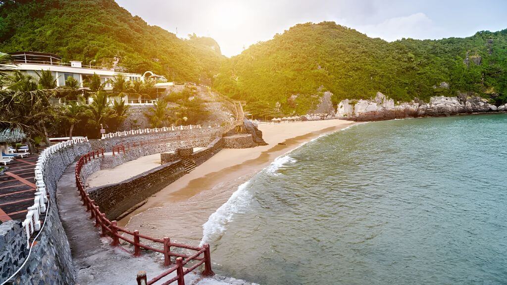 Bãi biển Cát Cò – bãi biển nổi tiếng với cát trắng và làn nước trong xanh