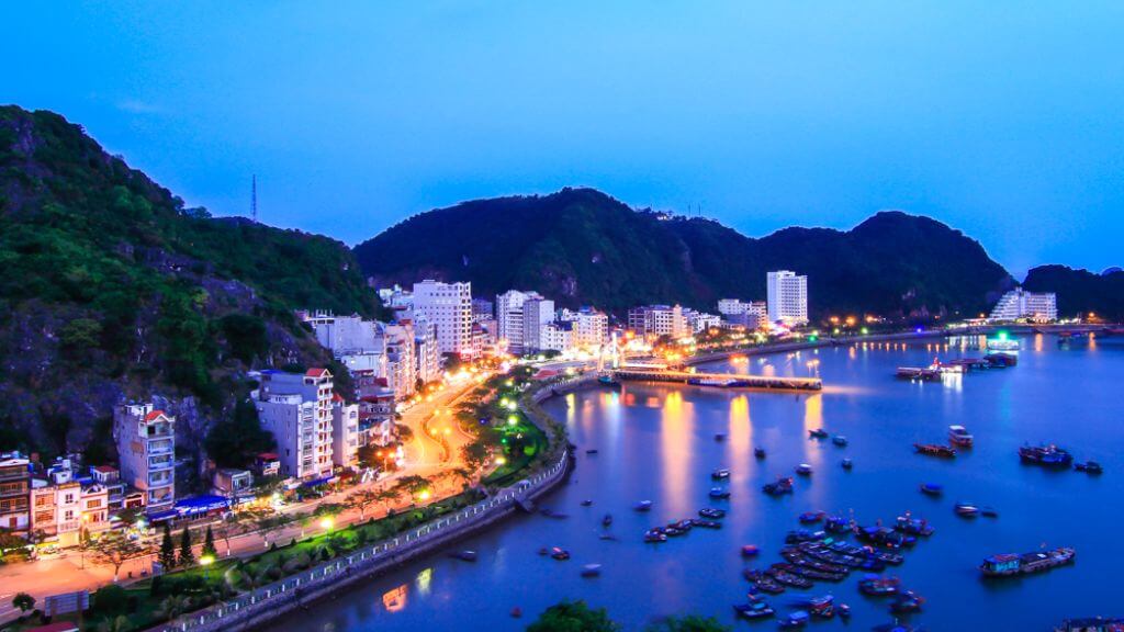 Thị trấn Cát Bà, nhịp sống sôi động bên biển xanh